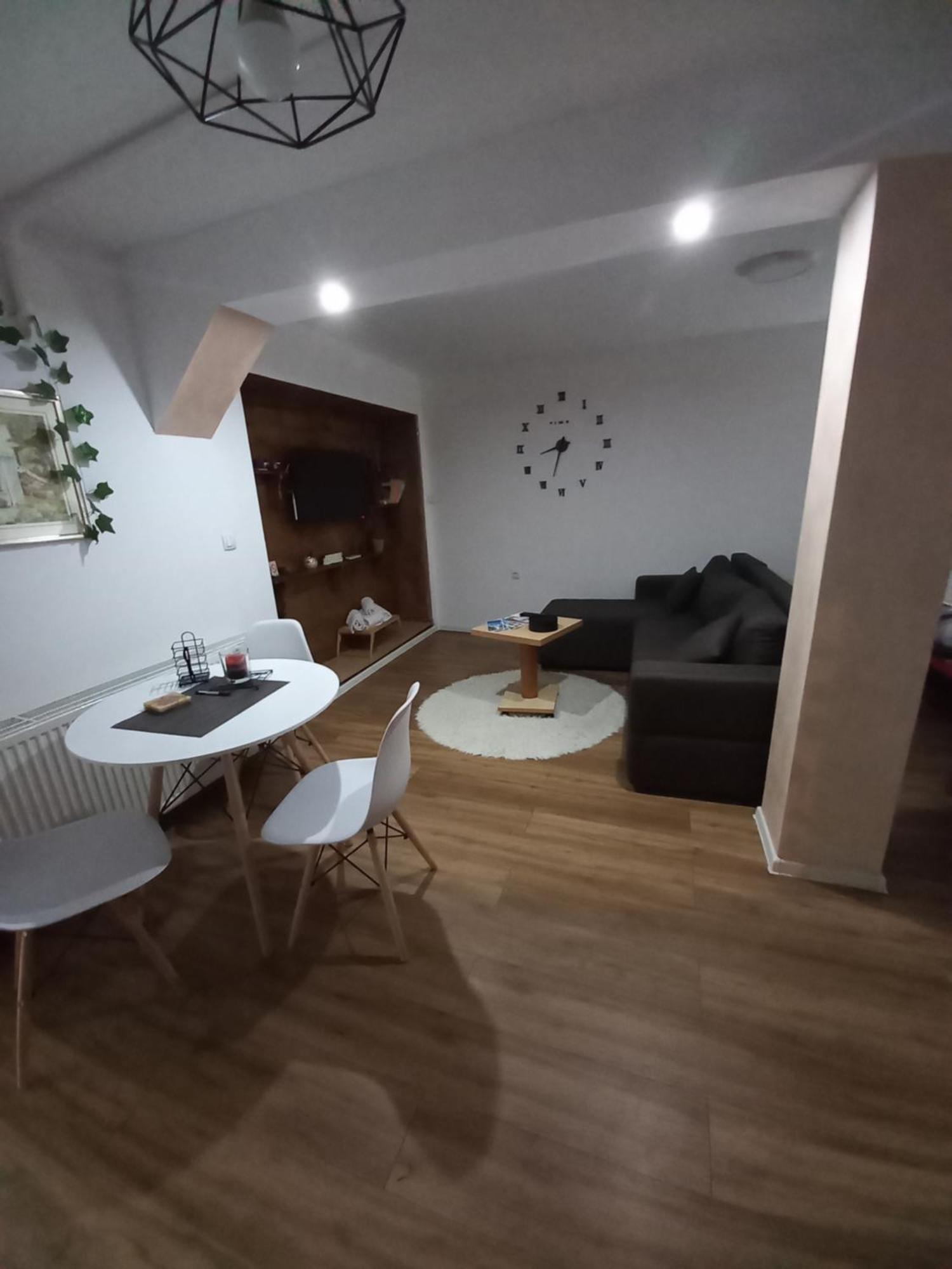 Dvorska Oaza Daire Karlofça Oda fotoğraf